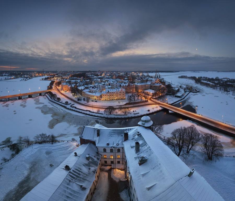  维堡(Vyborg)坐落于芬兰与俄罗斯的交界处，冬天时环绕在一旁的赛马运河都会结冰，整个小镇俯瞰下去就是白雪霭霭的美景。