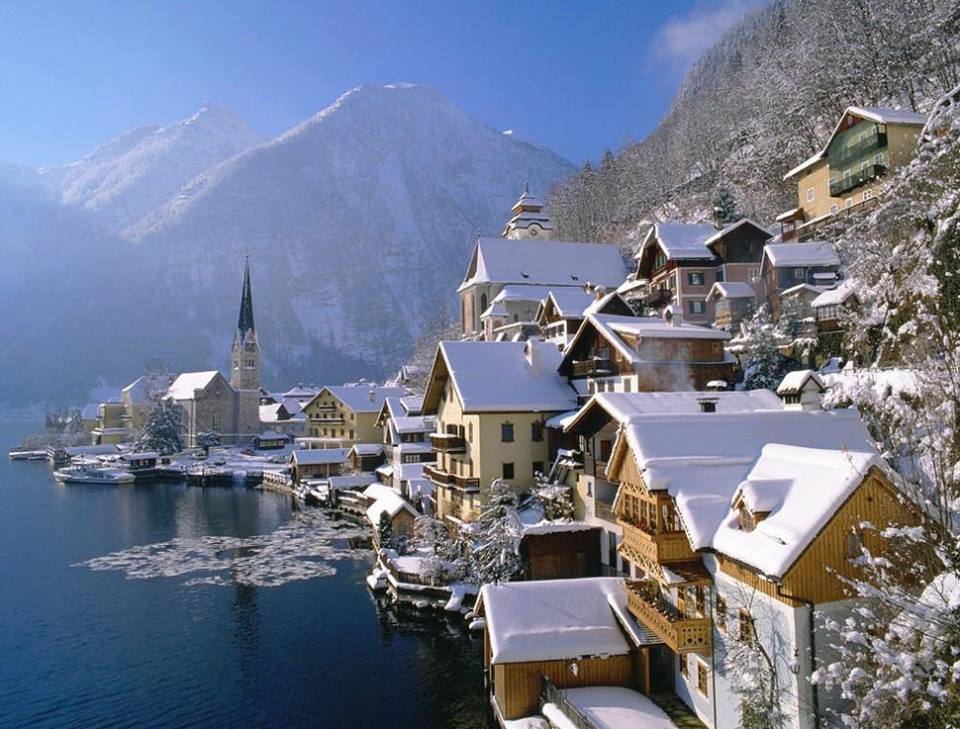  哈尔斯塔特(Hallstatt)，位于哈尔施塔特湖湖畔，整个城市小到只有一条街就能够逛完。而且此地还是奥地利皇家贵族最喜欢的避暑胜地，湖畔映着山脉的风景即使只是一个小村落也能吸引许多旅客朝圣。