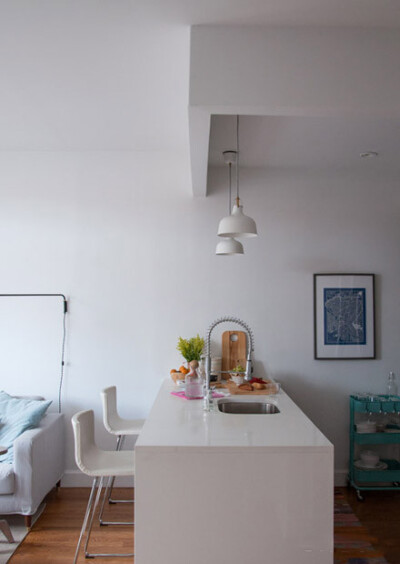 这是由家具设计师凯蒂斯凯尔顿和她丈夫卓尔设计的布鲁克林多功能公寓，看起来实用又创意！