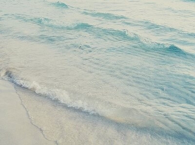 再看一遍 蓝色流连的湖面 这想念 足够跨过天边。。。