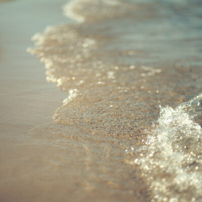 再看一遍 蓝色流连的湖面 这想念 足够跨过天边。。。