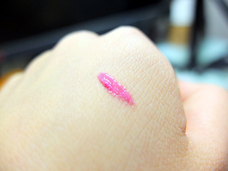 露华浓唇彩试色，比较厚，有点粘。有的色号带闪，有的色号不带闪。实在不适合日常妆，太突兀了。对它家的唇膏蛮喜欢的，唇彩就一般了。