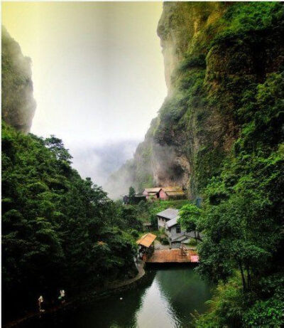 【浙江雁荡山】因山顶有湖，芦苇茂密，结草为荡，南归秋雁多宿于此，故名雁荡。被誉为“海上名山”。