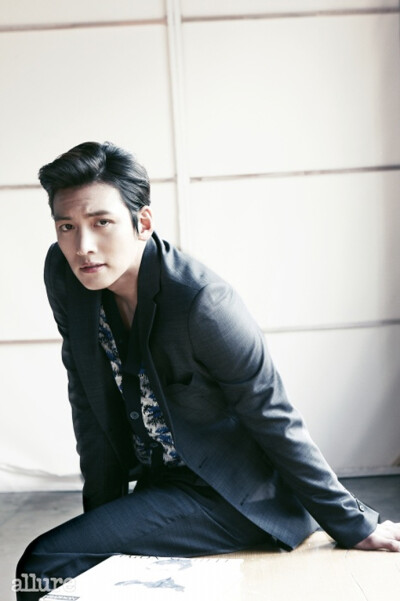 池昌旭（지창욱、Ji Chang Wook） 国籍:韩国 星座:巨蟹座 血型:AB型 身高:182cm 体重:65kg 出生日期:1987年7月5日 毕业院校:檀国大学演剧电影科 经纪公司:Glorious Entertainment