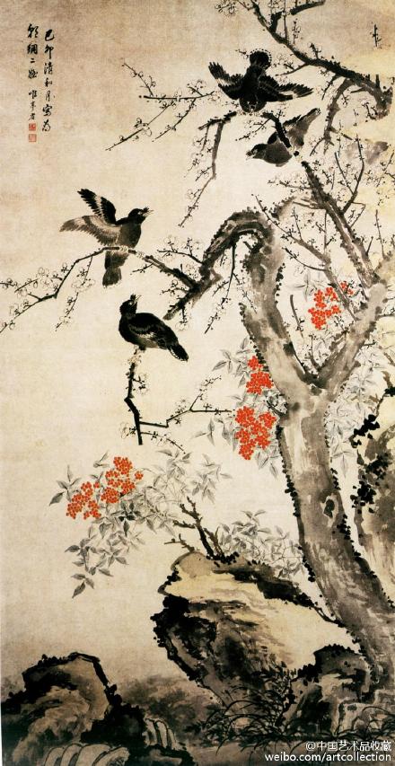 #清宫画家#【 清 余省 《花鸟图》 】立轴，纸本设色，168.5×88.5cm，常熟市文物管理委员会藏。 全图以老梅着花为主体，树干粗壮雄浑，花枝盘曲伸展；树下泉石清幽，旁衬两丛天竺，绿叶朱实；四只八哥，飞鸣对唱。形成满园花香、色彩缤纷、春意喧闹的祥瑞之气。画幅墨韵辉粲，清润高雅，笔力沉着劲利。