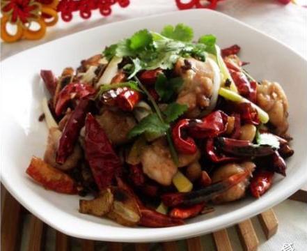  所需时间：10-30分钟。食材明细：（鸡翅根适量干辣椒适量花椒适量姜片适量葱段适量蒜片适量料酒适量白糖适量盐适量味精适量）1、将鸡翅根剁成小块，放盐和料酒拌匀腌制30分钟。2、干辣椒洗净，沥干水分。干辣椒和葱切成3厘米长的段, 姜蒜切片。3、炒锅置火上，放入油，烧至8成热，把腌好的鸡块，放入油锅中4、炸至外表变干成深黄色后捞起待用。5、锅里留底油烧油烧5成热, 倒入姜蒜炒出香味后6、倒入干辣椒和花椒, 翻炒至气味开始呛鼻。7、油变黄后倒入炸好的鸡块, 炒至鸡块均匀地分布在辣椒中，撒入葱段, 味精, 白糖, 熟芝麻, 炒匀后起锅即可.（经典川菜辣子鸡的做法小贴士：1.为了原汁原味的体现这道菜的特