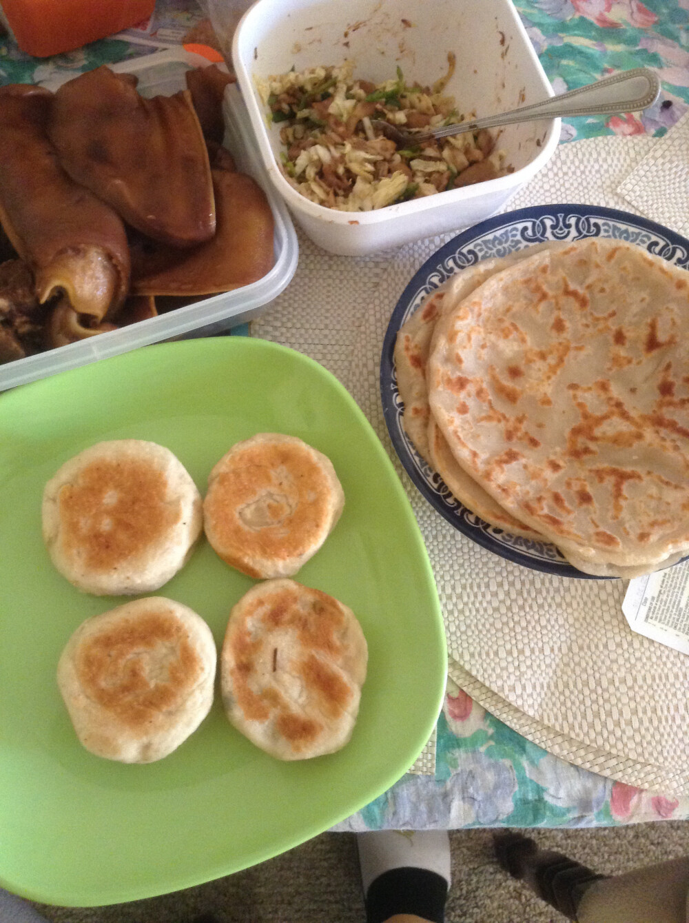 椒盐发面饼，烫面薄饼卷鸡丝白菜，外加酱猪耳，美美的午餐！