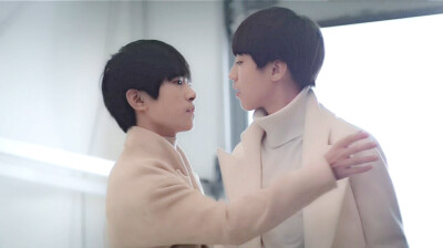  #TFBOYS-王俊凯# #TFBOYS-易烊千玺# 论凯千党的春天一系列图片→_→。不过我不是凯千党啦，纯粹是觉得这几幕截下来真的太美了~（自动忽略打架情节，反正我仨宝不打架）PS：凯源党请自动忽略此图，切勿手贱点大图→_…