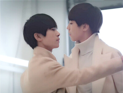  #TFBOYS-王俊凯# #TFBOYS-易烊千玺# 论凯千党的春天一系列图片→_→。不过我不是凯千党啦，纯粹是觉得这几幕截下来真的太美了~（自动忽略打架情节，反正我仨宝不打架）PS：凯源党请自动忽略此图，切勿手贱点大图→_…