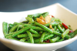      从二十世纪九十年代到今天，湘菜在八大菜系排名中从原来的第七名一跃成为第二名，照此发展，湘菜成为中国八大菜系之首指日可待。同时，随着人们生活水平的提升，人们的饮食要求已由吃饱转变为吃好，也就是吃得绿色、吃得健康、吃得放心，美味更营养。饮食新要求的提出促使健康、营养、绿色的养生湘菜备受关注，发展迅猛。     2000年之后，人们对湘菜的追求已转变为追求原滋原味，少油、味精、鸡精、复合型调料，杜绝麻辣味，且分量适中，风格时尚，菜式多样。当今的消费者吃的是营养健康和快乐放心，因此，近几年涌现出的时尚餐饮店生意都相当的火爆。以“绿色、营养、原生态滋味”为特色的湘菜近年来也广受城市消费者的亲睐，