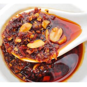  湖南，简称“湘”，以辣出名，湖南的妹子叫做“辣妹子”，湖南的菜是湘菜。湖南人无辣不欢，据说多吃辣还可以美容，今日就随湘西部落小编探秘湖南人最爱吃的辣椒油是怎么做出来的吧。湘菜加盟 备料：上好的辣椒粉，胡椒粉，芝麻，盐，最好放一些炸熟的花生米,混合后放到一个不怕烫的容器里。辣椒粉最多，其它是配料，酌量。     制作： 1、烧一锅热油（油要冒烟），关火，静置片刻。 2、之后将热油渐倒入配好的辣椒粉里，边倒边用筷子搅拌辣椒粉（窍门:容器下垫抹布，可防止容器随着动）均匀。 3、油宁多勿少，制作完后应完全沉没辣椒粉。