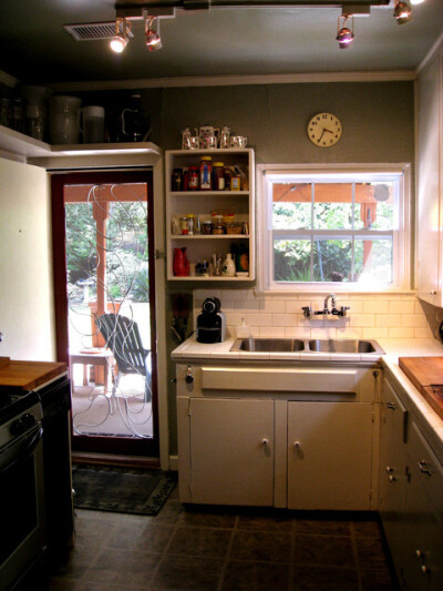 美美的小厨房，门是亮点。