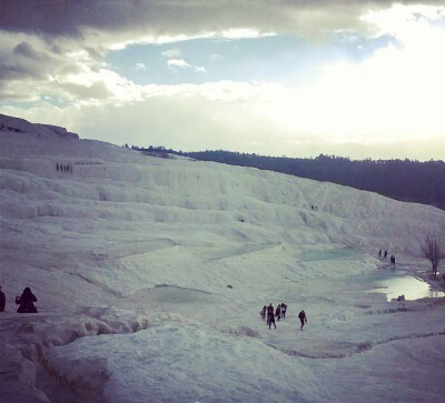 棉花堡(Pamukkale)位于土耳其Denizli市的西南部，距离伊兹密尔约二百公里，是远近闻名的温泉度假胜地