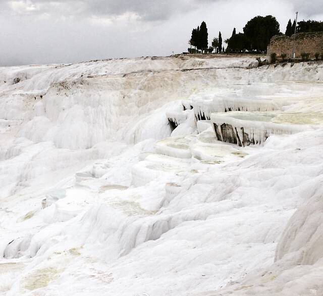 棉花堡(Pamukkale)位于土耳其Denizli市的西南部，距离伊兹密尔约二百公里，是远近闻名的温泉度假胜地 2015年旅游必去~