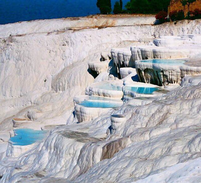 棉花堡(Pamukkale)位于土耳其Denizli市的西南部，距离伊兹密尔约二百公里，是远近闻名的温泉度假胜地 2015年旅游必去~