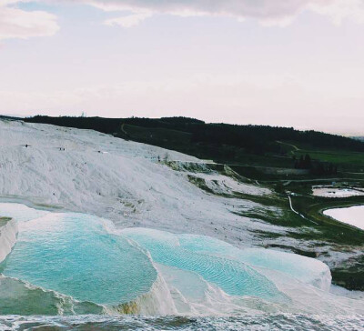 棉花堡(Pamukkale)位于土耳其Denizli市的西南部，距离伊兹密尔约二百公里，是远近闻名的温泉度假胜地 2015年旅游必去~