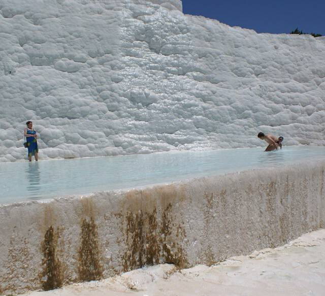 棉花堡(Pamukkale)位于土耳其Denizli市的西南部，距离伊兹密尔约二百公里，是远近闻名的温泉度假胜地 2015年旅游必去~