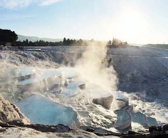 棉花堡(Pamukkale)位于土耳其Denizli市的西南部，距离伊兹密尔约二百公里，是远近闻名的温泉度假胜地 2015年旅游必去~