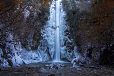 阿根廷冰瀑（Frozen Waterfall in Argentina by Guillermo Palavecino） 美国知名时尚与摄影网站My Modern Met评选出2014年度最让人叹为观止的37张照片。