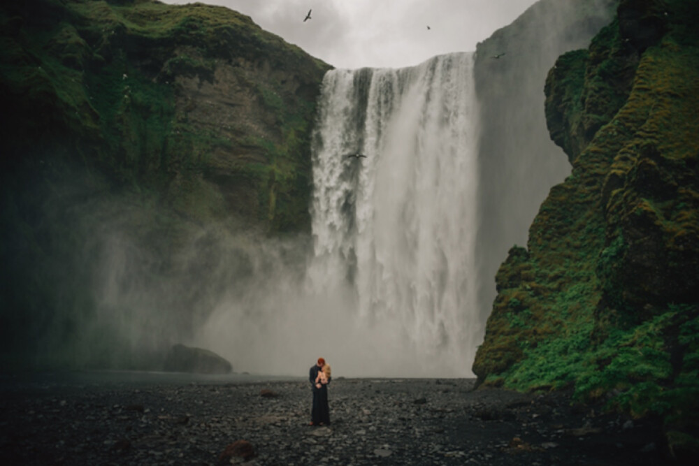 冰岛的婚礼（Iceland wedding by Gabe McClintock） 美国知名时尚与摄影网站My Modern Met评选出2014年度最让人叹为观止的37张照片。