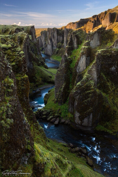 冰岛大峡谷（Fjaðrárgljúfur canyon in south east Iceland by Valter Joannes） 美国知名时尚与摄影网站My Modern Met评选出2014年度最让人叹为观止的37张照片。