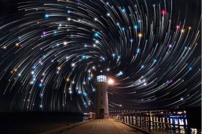 星星的轨迹（Dazzling Star Trails by Justin Ng） 美国知名时尚与摄影网站My Modern Met评选出2014年度最让人叹为观止的37张照片。