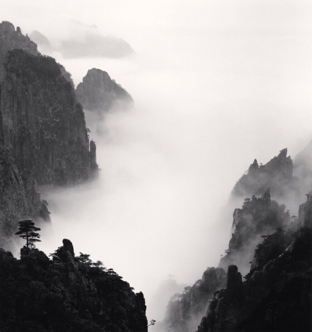 英国风光摄影师MICHAEL KENNA的作品，只需要看上一眼，就会立即被那种简洁和宁静所捕获。MICHAEL KENNA的照片有传统中国山水画的意境，安抚内心的浮躁，充满了安静的力量。