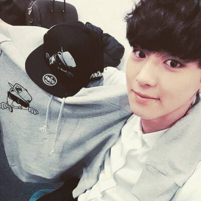 灿灿ins更新，萌萌哒(￣∇￣) EXO 朴灿烈 明星 美男