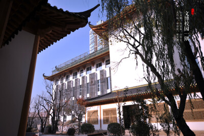 北京文博学院(即中国文物学会文博学院)1999年成立，建校15周年，是国内首家专门从事:文物鉴定、文物艺术品拍卖管理、文物保护与修复、文化遗产与工艺制造、服装首饰设计与鉴定等领域高等文化职业人才教育的特色学府…