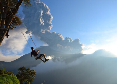 厄瓜多尔：秋千上看火山（Swing in Banos, Ecuador by Sean Hacker Teper） 美国知名时尚与摄影网站My Modern Met评选出2014年度最让人叹为观止的37张照片。