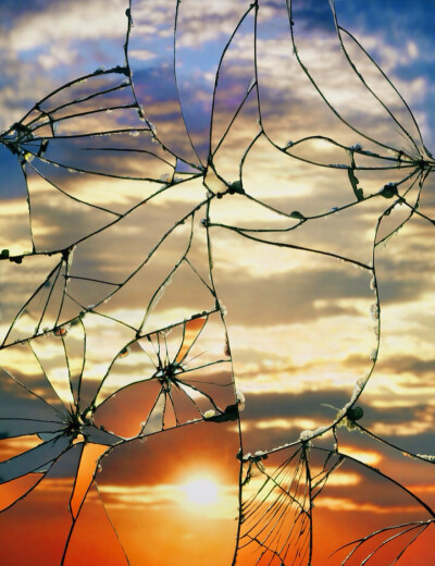 破镜夕阳（Sunset through shattered mirror by Bing Wright） 美国知名时尚与摄影网站My Modern Met评选出2014年度最让人叹为观止的37张照片。