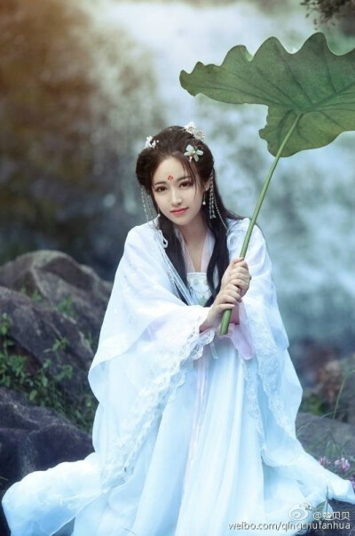 #三生三世十里桃花#COS预告 凤九CN原PO，摄影@春公子 。这个单人的图原来忘掉发了，十里桃花里的凤九，那个时候还在和姑姑鬼混的活泼小凤九版本~夏天拍的片子，但是以姑姑@八段锦_ 的速度我觉得这个正片可能要很久很…