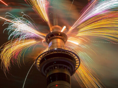 新西兰奥克兰，新年烟花衬托着地标建筑天空塔。摄影师：Dave Rowland