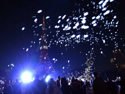 日本东京，人们在东京塔下放飞气球迎接2015年的到来。摄影师：Toshifumi Kitamura