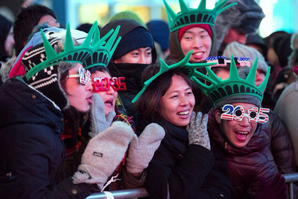 美国纽约，装扮成自由女神像的民众围聚在时报广场，共迎新年。摄影师：Jewel Samad