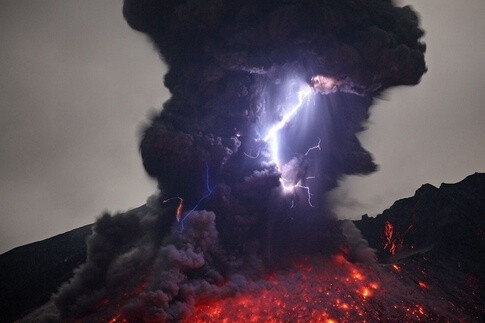 世界上罕见的自然奇观 17.火山闪电 可能是因为火山喷发时抛出的带正电的颗粒，遇到空气中带负电的颗粒而形成的。