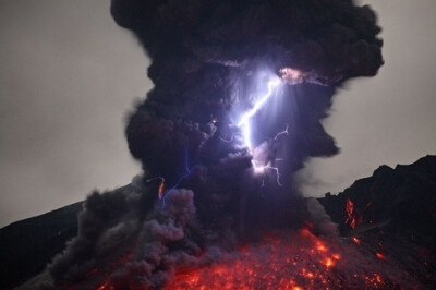 世界上罕见的自然奇观 17.火山闪电 可能是因为火山喷发时抛出的带正电的颗粒，遇到空气中带负电的颗粒而形成的。