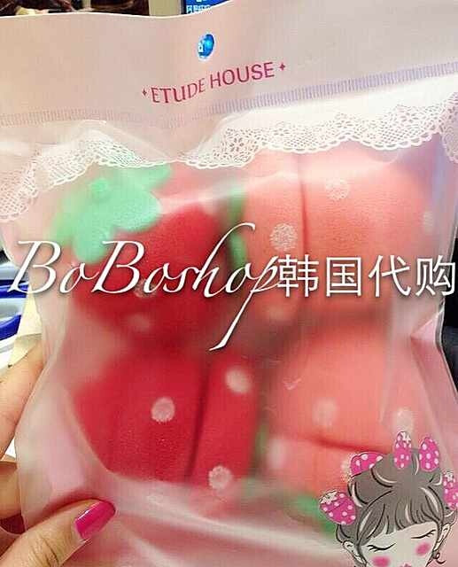 ETUDE HOUSE爱丽小屋 可爱草莓海绵卷发球，塑料袋装，4个入 ，2个红色的，2个粉色的。可爱的草莓造型，巧思设计，可以固定发梢，使用超方便。柔软的海绵材质绝对不会伤害发质。睡前卷上，第二天早上美美的卷发就完成了哟~不会影响正常的作息， 而且发卷柔软的材质也不会影响睡眠。有了这个海绵发卷，就再也不怕烫发的伤害咯~~~造型必备品哦~