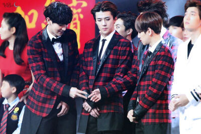 EXO 朴灿烈 Chanyeol 吴世勋 Sehun 边伯贤 Baekhyun #灿白 我说你们小两口在台上秀恩爱考虑过你们中间的忙内没有