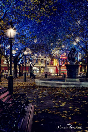 Sloane Square in London, UK。英国伦敦斯隆广场，是一个小型园林广场，广场平面为东西走向的一个不规则矩形，周围由一圈道路围合，须穿越车行道才能进入广场内部。 斯隆广场中间有一个喷泉，建于1953年，喷泉上立着维纳斯的雕像。广场东部南侧为地铁的出入口，正东则是被纽约时报称为欧洲最重要的剧院——皇家剧院（Royal Court）。据某资料片，林徽因当年在伦敦时，几乎天天都会走过这个广场，但始终没有进入旁边的皇家剧院。