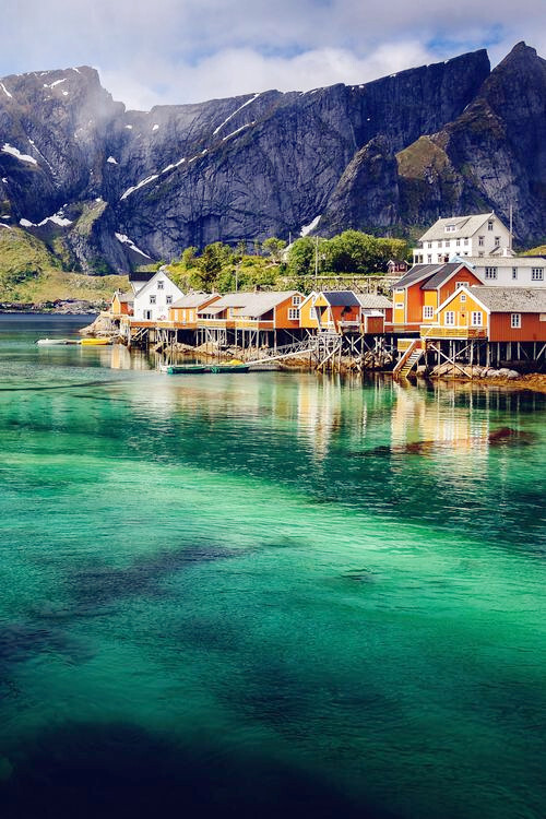 Reine, Norway。雷讷位于挪威罗弗敦群岛的东南部，尽管地理位置偏僻，它的纯净和美丽每年还是吸引众多的游客到来。罗弗敦群岛是由远古冰川的雕琢侵蚀而形成，整个罗弗敦群岛是一片宁靜的渔村风光，而雷讷是罗弗敦最美的渔村。