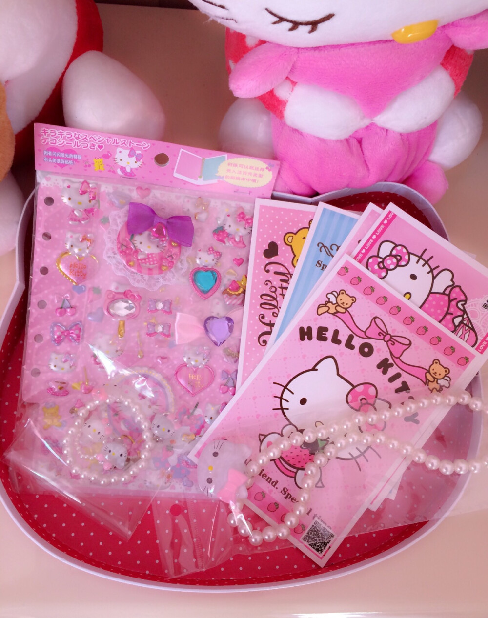 蓝色礼盒中的物品 是不是萌萌哒 hello kitty 