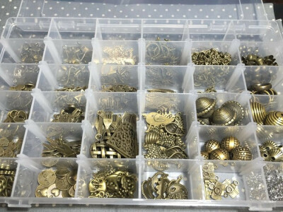 哈日苏串珠材料-----这盒子是便宜美观大方滴--铜配件，可以给欧美首饰用，有时候简单的一根皮绳加一两个就很漂亮滴，，，