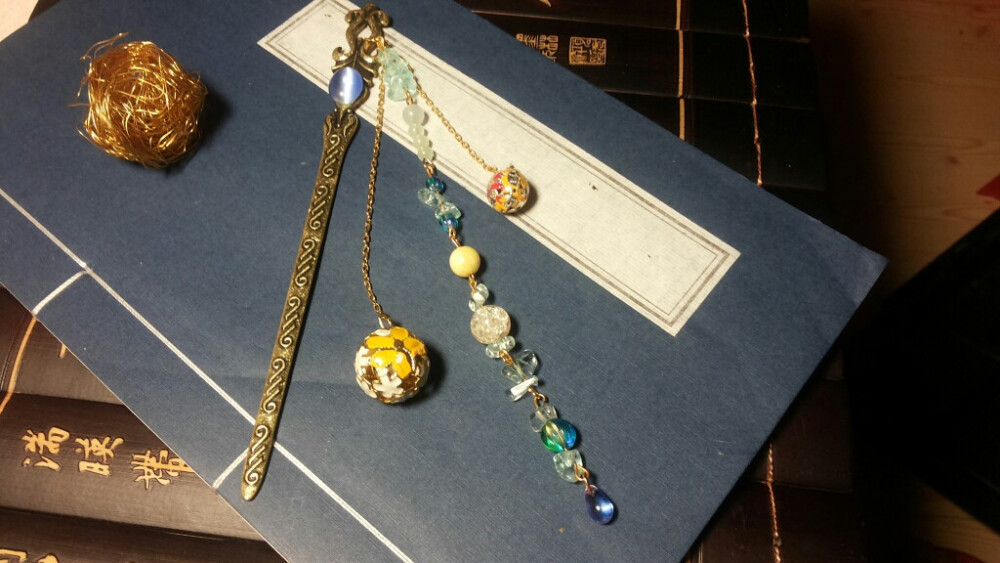 【镜花缘】〔书签/步摇〕——夜雨声烦         在家里整理料子，发现了小铃铛和古剑形长簪干～于是黄少天的形象就映在了我的脑海里          蓝色的猫眼石戒面配上长剑，蓝雨的剑圣大大～铃铛流苏，海蓝宝碎石，蓝色的捷克琉璃～碎碎的〔垃圾话〕在铃铃铃“响个不停～”（这个作品，可以做步摇，也可以做书签来用）       〔书签步摇〕——夜雨声烦（35rmb不包邮呦）喜欢的就把它带走吧