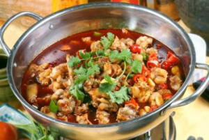 特色湘菜_爆辣牛蛙制法 1、牛蛙初加工后洗干净，剁成2.5厘米见方的块，加入盐、蛋清，生抽，料酒、干淀粉上浆；整干椒切成段，豆瓣酱剁细，姜切末，香葱切段，朝天辣椒切成0.3厘米厚的圈。 2、锅置旺火上，放入红油，烧至五成热，放干椒段炒香，倒入牛蛙，烹入料酒，炒干水气后放入姜末、朝天椒、豆瓣酱、永丰辣酱，煸炒至牛蛙熟透变色时，再加入盐、味精、鸡精粉、白糖、蚝油炒拌均匀，倒入鲜汤，烧焖入味后收浓汤汁，撒入葱段，淋上香油，出锅装盘即可。 三、特色湘菜_爆辣牛蛙特点       牛蛙细嫩香辣，回味悠长。       通过湘西部落介绍特色湘菜_爆辣牛蛙不知道您学会了没有