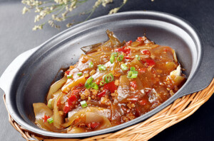 酱香酒糟蒸土肉  　　湖南农家自产的酒糟来蒸一号土猪的五花肉，不需要加任何味精或鸡精，只入盐和酱油调味，风味醇厚独特。  　　农家朴豆角 　　湘西部落土菜种植基地自产的有机豆角，采摘后放到坛子里腌制，腌制好后，加入一点土猪肉焖烧，美味中透着淳朴。  　　肉末焖土鸡蛋  　　一亩地只养10来只鸡的湖南农家放养土鸡，只喂青菜、虫子和稻谷，鸡蛋营养丰富，蛋黄尤为金黄，与土猪肉末同焖，是一道很土很鲜美的家常菜。