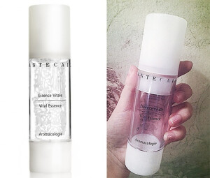 【Chantecaille 花妍活肤精华液】  用光啦！因为设计真的太美貌，所以从官网找了图拼！  是去年圣诞节买的套装，今年秋天认真用了一下 因为他真太方便，可以当精华又能当面霜，眼下都可以放心使用  所以有时候真累到不行的话，摸他一个就足够  宣传的抗氧化这个……我倒没怎么发现 差不多算是不温不火的路线吧  入冬那会，有时候水+精华+乳液+这瓶，脸也不会紧绷  皮肤会细腻一点，但不要抱太大希望