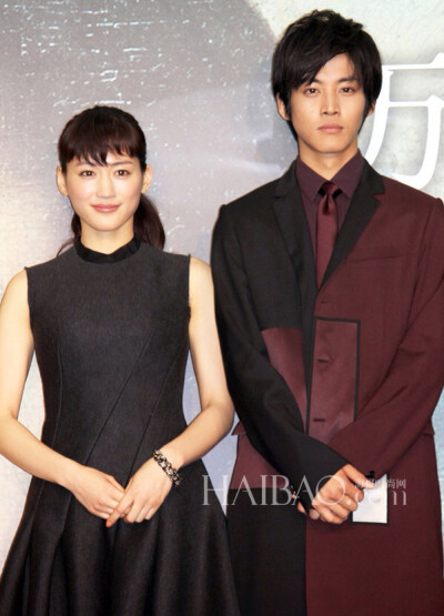 绫濑遥、松坂桃李一同出席电影《万能鉴定师Q：蒙娜丽莎之瞳》的宣传活动