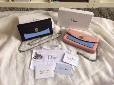 Dior Twist系列色彩缤纷，玩味Dior迪奥先生钟爱的口袋主题。we chat：ABC_house