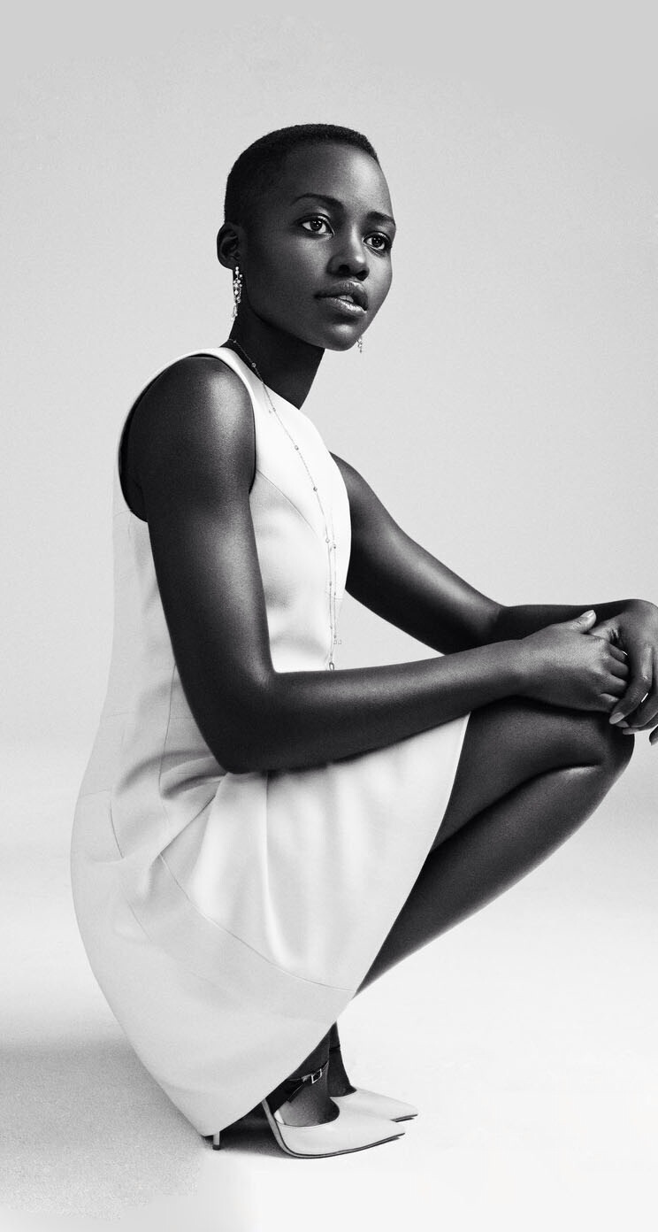 Lupita Nyong'o，2012年她从耶鲁毕业后随即出演《为奴十二年》中黑人女奴隶帕特茜一角，2014年，她凭借该片获得第86届奥斯卡最佳女配角~~！